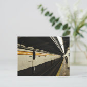 Carte Postale tunnel de métro avec mur de tuiles (Debout devant)