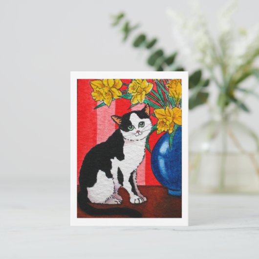 Carte Postale Tuxedo chat avec des jonquilles dans un vase bleu (Debout devant)