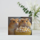 Carte Postale Two Adorable Hamsters With a Large Popcorn Bowl (Debout devant)