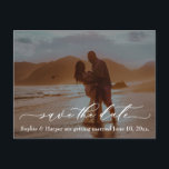 Carte Postale Typographie de police de luxe Romantic Beach Photo<br><div class="desc">Remplacez la photo de l'espace réservé par la vôtre et faites de cette carte unique et romantique Save the Date votre propre. L'élément de typographie "save the date", en blanc, a été rendu avec une jolie police de script de luxe. L'autre texte est modifiable et si vous souhaitez modifier la...</div>