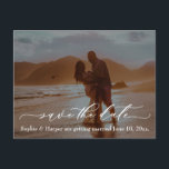 Carte Postale Typographie de police de luxe Romantic Beach Photo<br><div class="desc">Remplacez la photo de l'espace réservé par la vôtre et faites de cette carte unique et romantique Save the Date votre propre. L'élément de typographie "save the date", en blanc, a été rendu avec une jolie police de script de luxe. L'autre texte est modifiable et si vous souhaitez modifier la...</div>