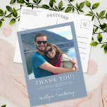 Carte Postale Typographie moderne Dusty Bleu Minimaliste Photo<br><div class="desc">Dites merci avec style avec ces photos mariages modernes et très tendance merci les cartes postales. Le design est facile à personnaliser avec votre propre libellé et votre famille et vos amis seront ravis quand ils recevront ces fabuleux remerciements. Les éléments correspondants se trouvent dans la collection.</div>