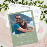Carte Postale Typographie moderne Sage Vert photo minimaliste<br><div class="desc">Dites merci avec style avec ces photos mariages modernes et très tendance merci les cartes postales. Le design est facile à personnaliser avec votre propre libellé et votre famille et vos amis seront ravis quand ils recevront ces fabuleux remerciements. Les éléments correspondants se trouvent dans la collection.</div>