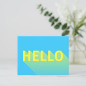Carte Postale Typographie moderne vibrant bleu et jaune Hello (Debout devant)