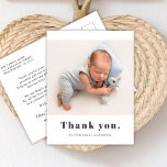 Carte Postale Typographie simple Gras Merci photo bébé<br><div class="desc">Simple Moderne Minimaliste Gras Typographie Nouveau-né Baby Photo Merci Carte Postale. Dispose d'un joli texte "merci" dans une énorme police de caractères serif en noir et blanc. À l'envers,  message personnel pré-fait. Idéal pour bébé garçon ou fille. Facile à personnaliser avec votre photo bébé et les détails.</div>
