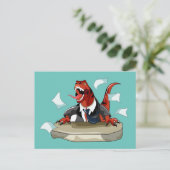 Carte Postale Tyrannosaurus Rex patron assis à un bureau. (Debout devant)