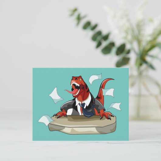 Carte Postale Tyrannosaurus Rex patron assis à un bureau. (Debout devant)