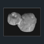 Carte Postale Ultima Thule Arrokoth Kuiper Belt, objet<br><div class="desc">Ultima Thule ou Kuiper Belt Object 2014 MU69 est l'ancienne orbite du Soleil bien au-delà de l'orbite de Pluton. Il a été visité le 1er janvier 2019 par le vaisseau spatial New Horizons de la NASA, qui a pris cette photo en noir et blanc juste avant la rencontre la plus...</div>