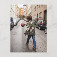 Un adolescent qui dribble le basket-ball