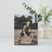 Carte Postale Un adolescent sur un terrain de basket (Debout devant)