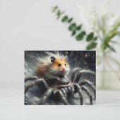 Carte Postale Un adorable hamster chevauchant une araignée géant (Debout devant)