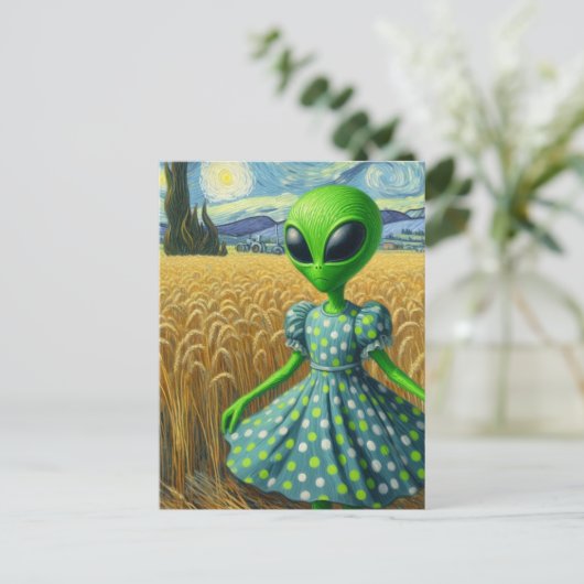 Carte Postale Un Alien vert dans un champ de blé (Debout devant)