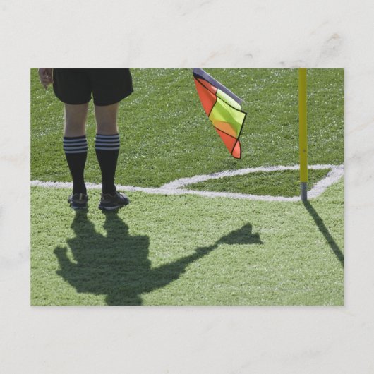 Carte Postale Un arbitre de football tient le drapeau. (Devant)