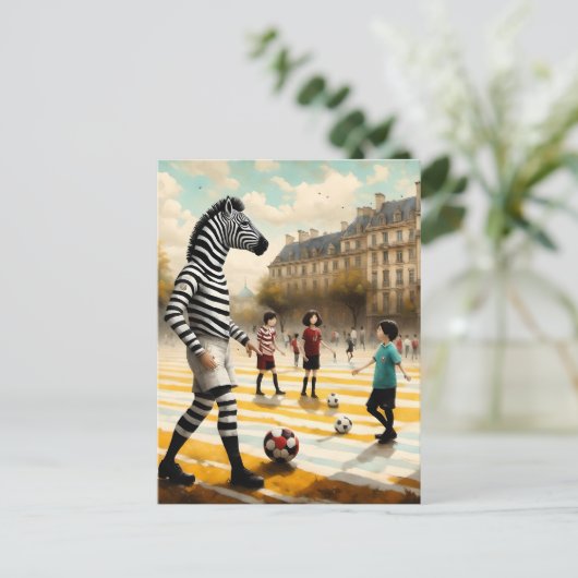 Carte Postale Un arbitre zèbre dans un match de football (Debout devant)