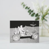 Carte Postale Un astronaute conduit Lunar Lander sur la Lune (Debout devant)