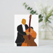 Carte Postale Un bassiste debout tenant un tableau de basse (Debout devant)