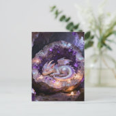 Carte Postale un beau bébé dragon endormi dans une géode d'améth (Debout devant)