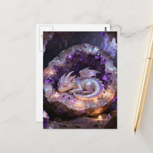 Carte Postale un beau bébé dragon endormi dans une géode d'améth