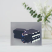 Carte Postale Un briquet Zippo. Art (Debout devant)