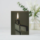 Carte Postale Un briquet Zippo. Art (Debout devant)