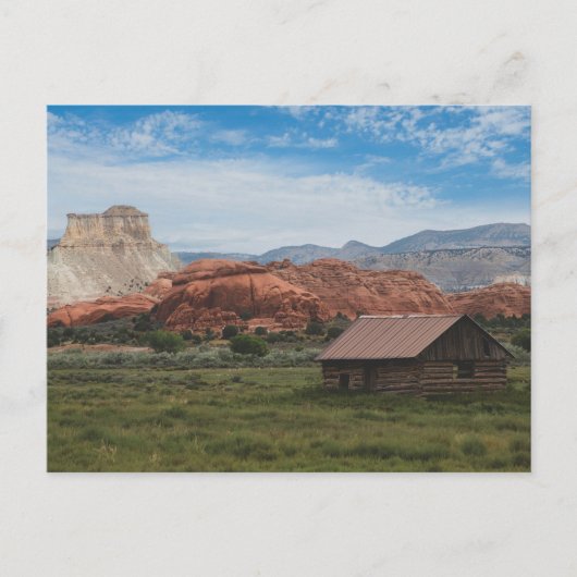 Carte Postale Un cabine en rond avec des collines en grès (Devant)