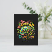 Carte Postale Un caméléon unique (Debout devant)