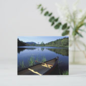 Carte Postale Un canoë repose sur la rive du Little Long Pond (Debout devant)