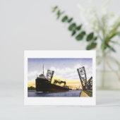 Carte Postale Un cargo Vide Passant Le Pont Bascule, Serrure Soo (Debout devant)