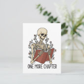 Carte Postale "Un chapitre de plus" Livre de lecture Skeleton (Debout devant)