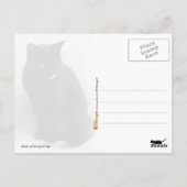 Carte Postale Un chat noir aux yeux jaunes léchant ses lèvres (Dos)