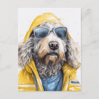 Carte Postale Un chien adorable en imperméable jaune