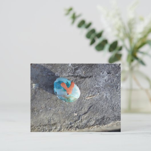 Carte Postale Un cœur de roche peint (Debout devant)