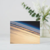 Carte Postale Un coucher de soleil orbital au large de la Basse- (Debout devant)