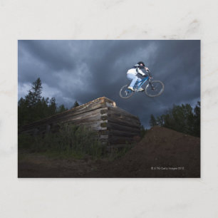 Carte Postale Un cycliste de montagne saute outre d'un cabine de