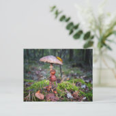 Carte Postale Un elfe de cacre se cache sous un champignon avec (Debout devant)