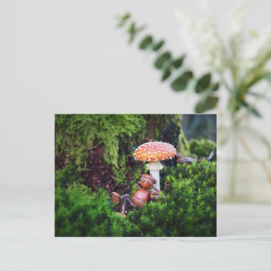Carte Postale Un elfe de cacre se repose sous un champignon (Debout devant)