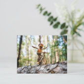 Carte Postale Un elfe de maïs à vélo sans tenir (Debout devant)