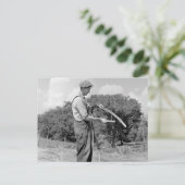 Carte Postale Un fermier affûte un cythe, années 1930 (Debout devant)