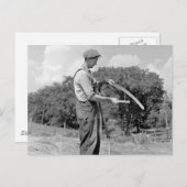 Carte Postale Un fermier affûte un cythe, années 1930 (Devant / Derrière)