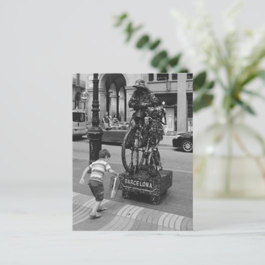 Carte Postale Un garçon à Barcelone (Debout devant)