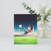 Carte Postale Un garçon en uniforme rouge sur le terrain de foot (Debout devant)