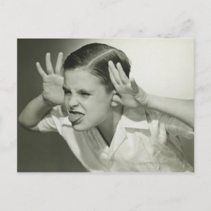 Carte Postale Un garçon qui fait son visage