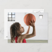 Carte Postale Un garçon qui projette une balle avec un basket da (Devant / Derrière)