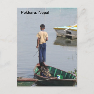 Carte Postale Un garçon sur un bateau