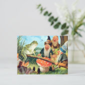 Carte Postale Un Gnome et une grenouille sur une scie de champig (Debout devant)