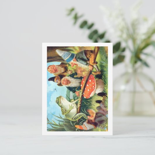 Carte Postale Un Gnome et une grenouille sur une scie de champig (Debout devant)