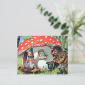 Carte Postale Un Gnome vivant dans un chalet de champignons (Debout devant)