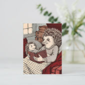 Carte Postale Un hérisson dans une couverture lisant un livre à (Debout devant)