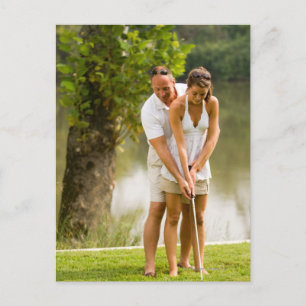 Carte Postale Un homme aide une femme au golf