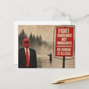 Carte Postale Un homme avec un chapeau rouge se tient dans le ma